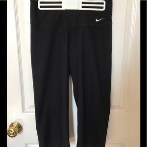 Nike Women’s DriFit Loose Fit Black Capri Small